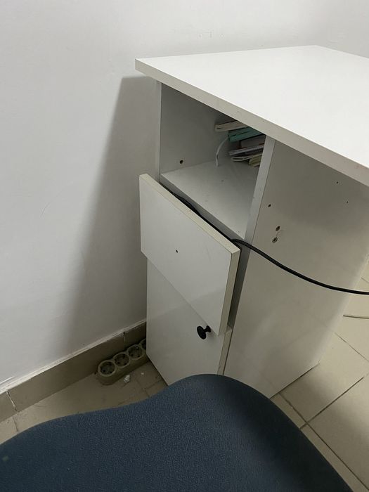 Маникюрный стол с встроенным пылесосом