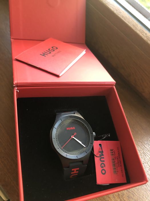Часовник - HUGO , нов