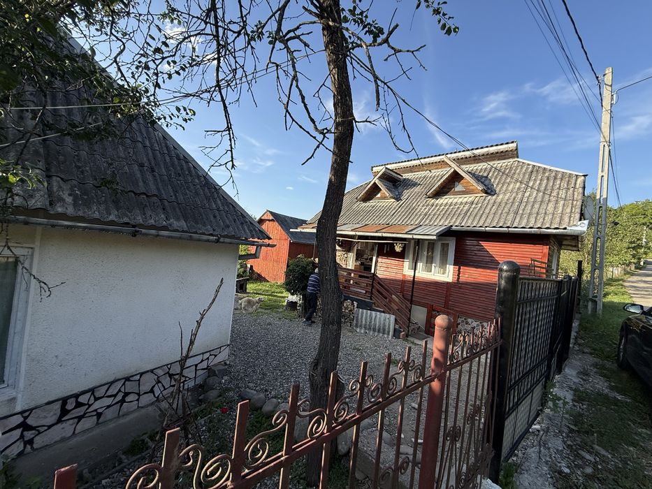 Vand proprietate cu 3 case , grajd , beci si teren cu pomi fructiferi