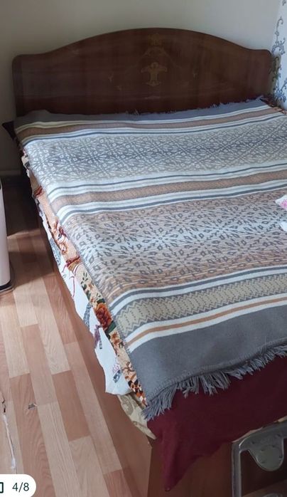 Кровать двухспальная вместе матрасом и шкаф