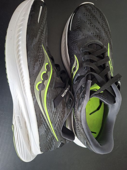 Маратонки за бягане Saucony Guide 16 в разцветка "Black/Glade" (Черно / Яркозелено).