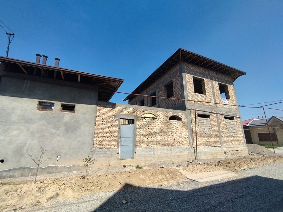 Участка сотилади Кум арикда 3 сотик 9 хона 2 каватли