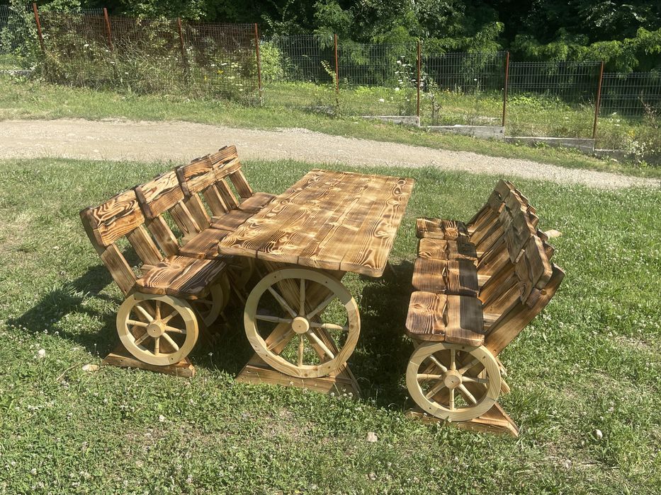 Masa din lemn masiv cu roata