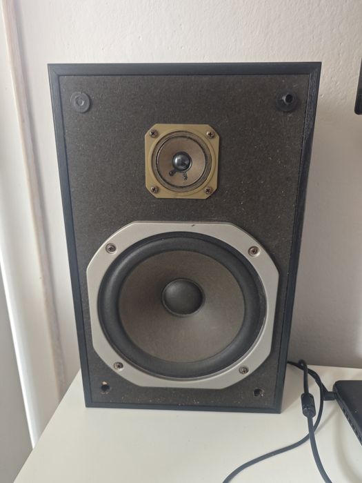 Amplituner Yamaha RX-V450 si Bookshelf Pioneer.