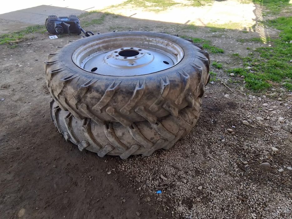 Трактордың екі дөңгелегі