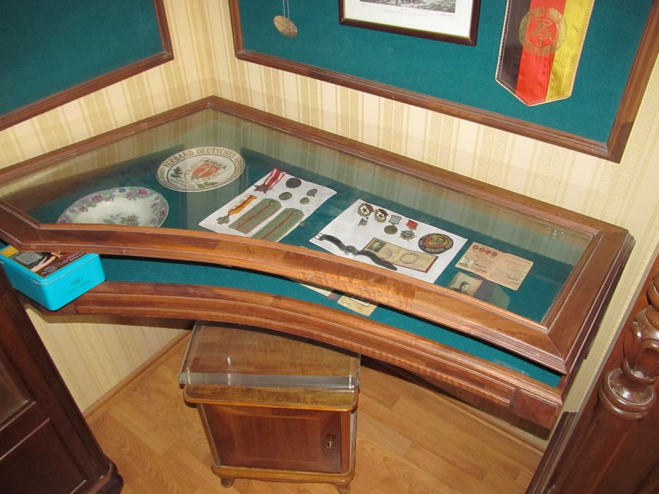 Продаю стенды и витрину для размещения коллекций.