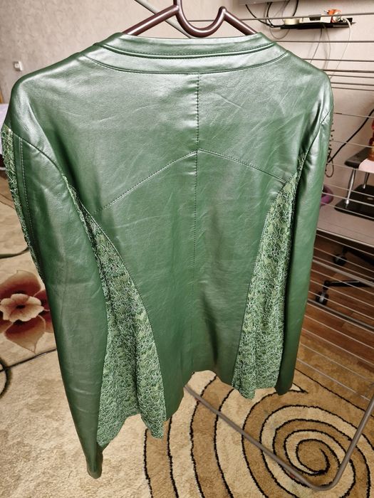 Продам. Верхняя женская одежда