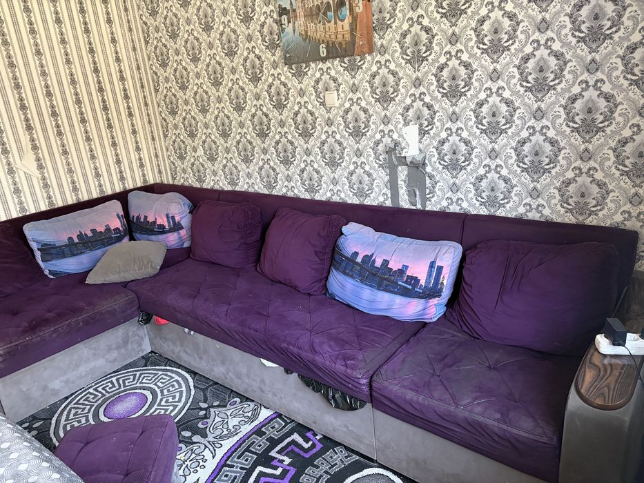 Divan s pufikom.