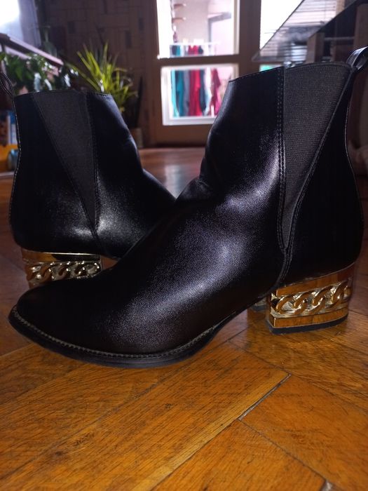 Боти с леко токче