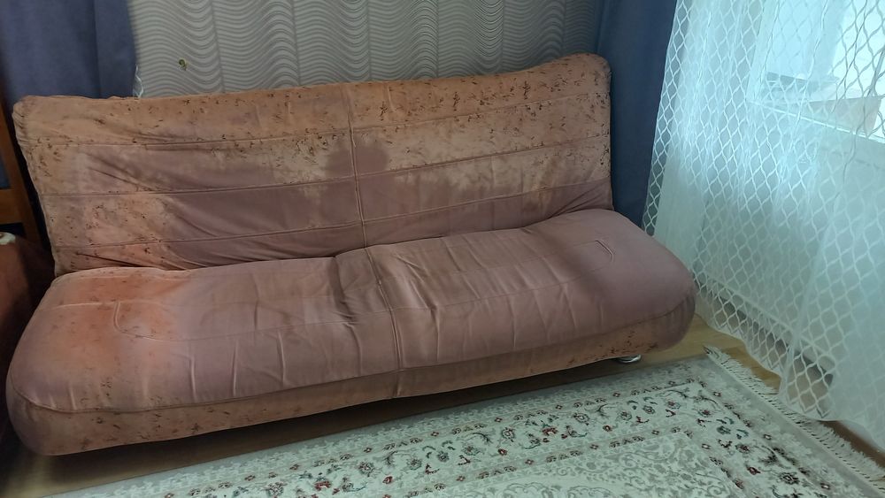 Диван, бывший употреблений.