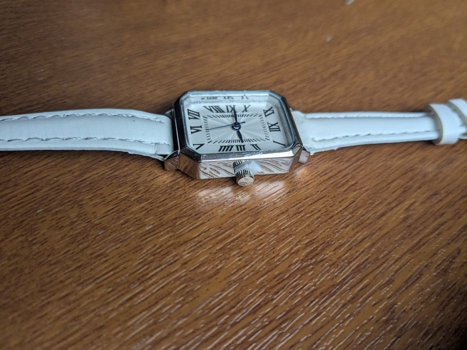 Ceas de damă în culoare albă