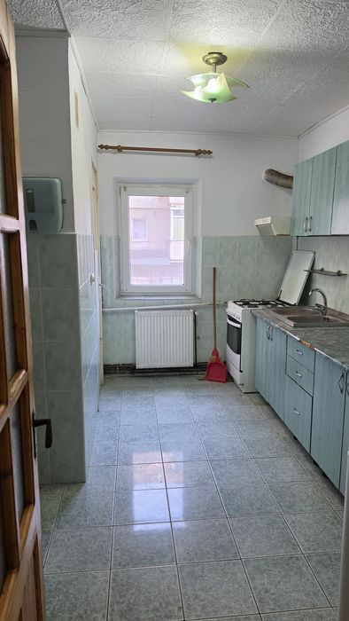 Vând 3 camere decomandate, etajul 1