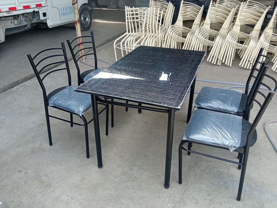 Стол и стулья кухонные