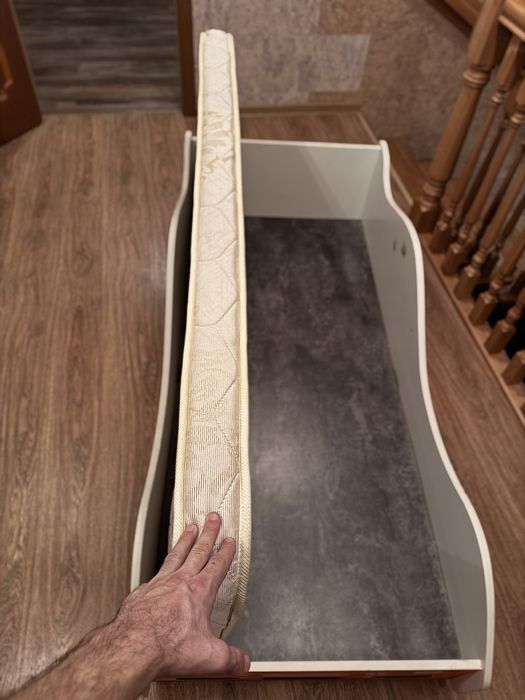 Продам детскую кровать машину