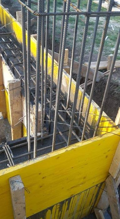 Firma Constructii case rosu la cheie