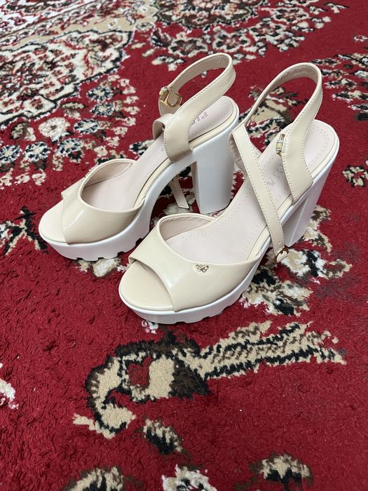 ajoyib va baland poshnali basanoshka