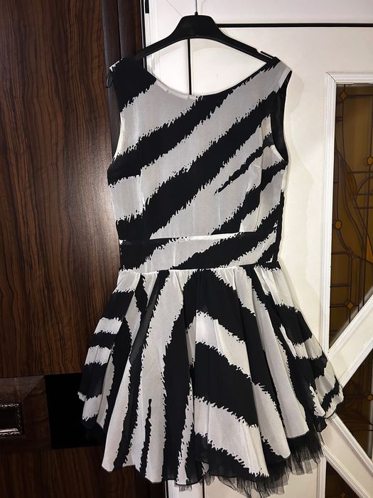 Черно бяла рокля