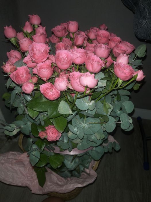 цветы Кустовые розы, свежие в корзинке