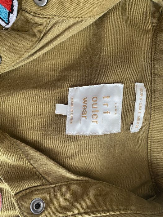Jacheta army cu patch-uri Zara