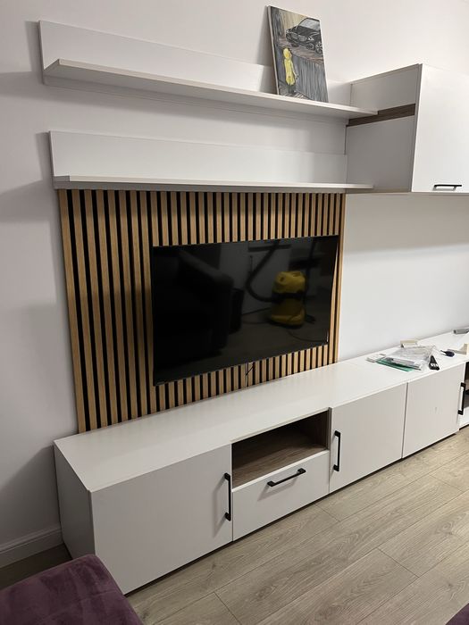 Montaj panou riflaj acustic si plinta polimer dur/lemn