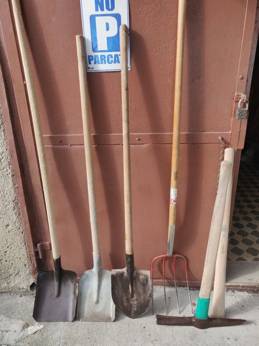 Sapă, lopată, furcă , baros, târnăcop,foarfece crengi  etc