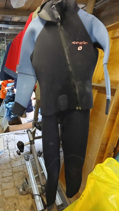 Vând costum de neopren