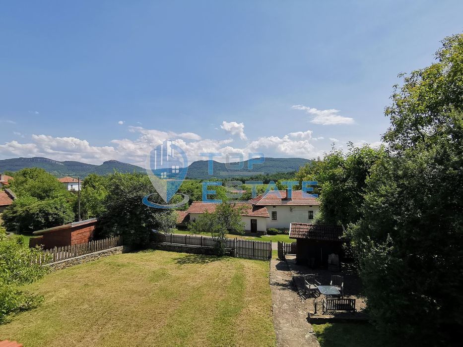 Новопостроена обзаведена къща с три спални и локално парно в село Сла