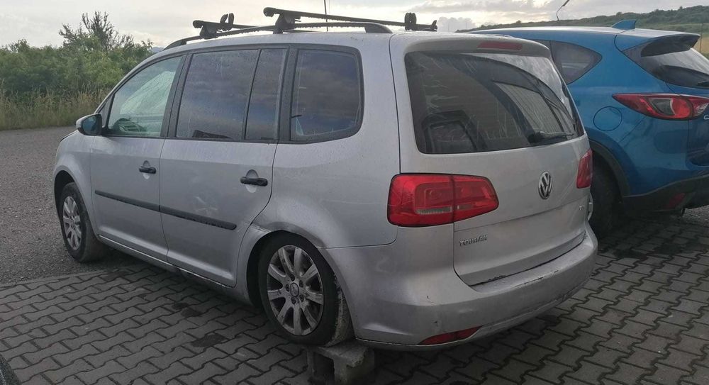 Dezmembrez Volkswagen Touran 1.6 d 2010