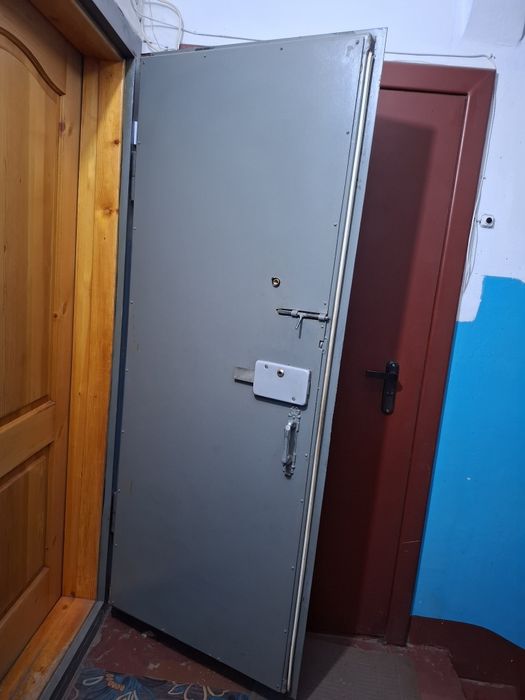 Продам железную дверь