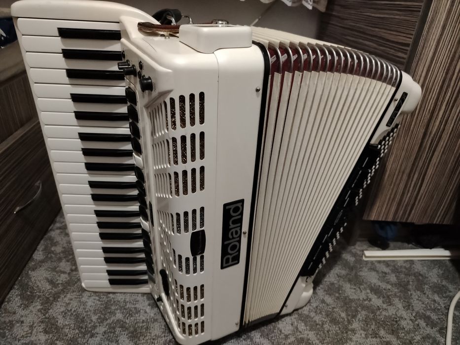 Vând acordeon Roland Fr7x