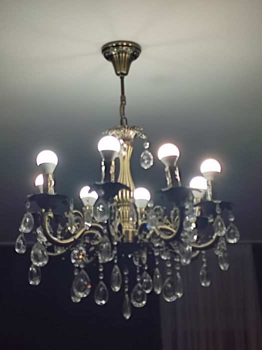 Продам шикарную люстру