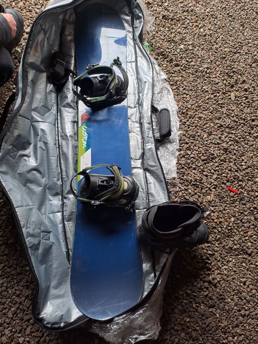 Vând placă snowbaord .