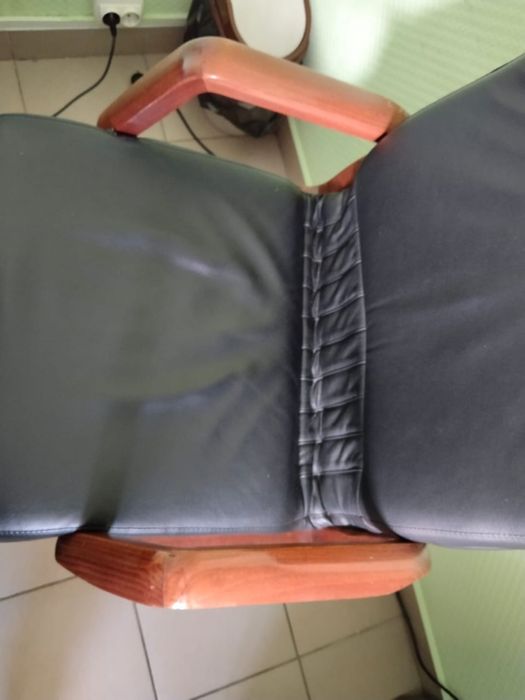 Офисное коженное кресло