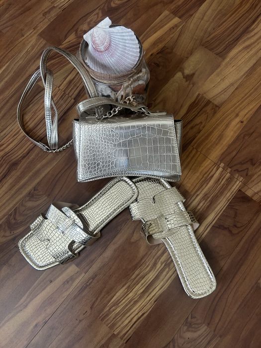 Лот от златисти чехли и чанта