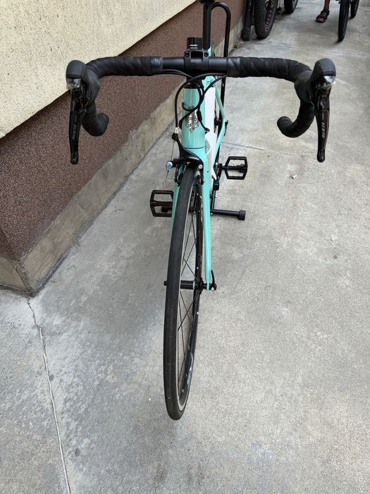 ЧИСТО НОВ Карбонов шосеен велосипед Bianchi Sprint (Celeste)