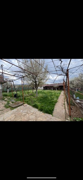 Самостоятелна къща с двор и гараж в Кюстендил