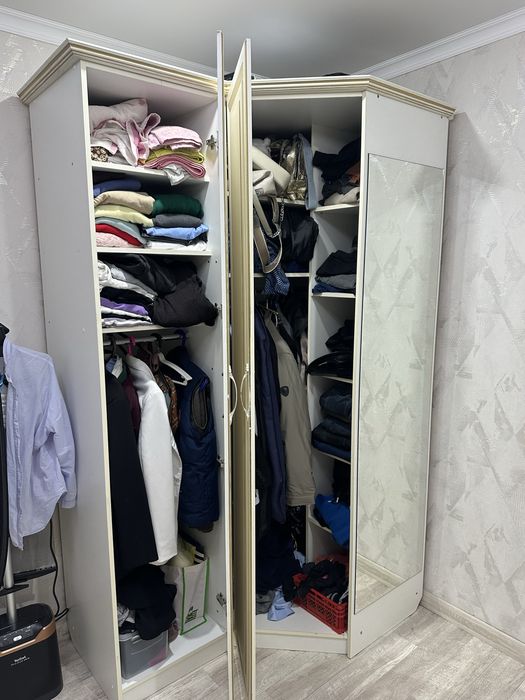 Продам СРОЧНО угловой шкаф белый с зеркалом