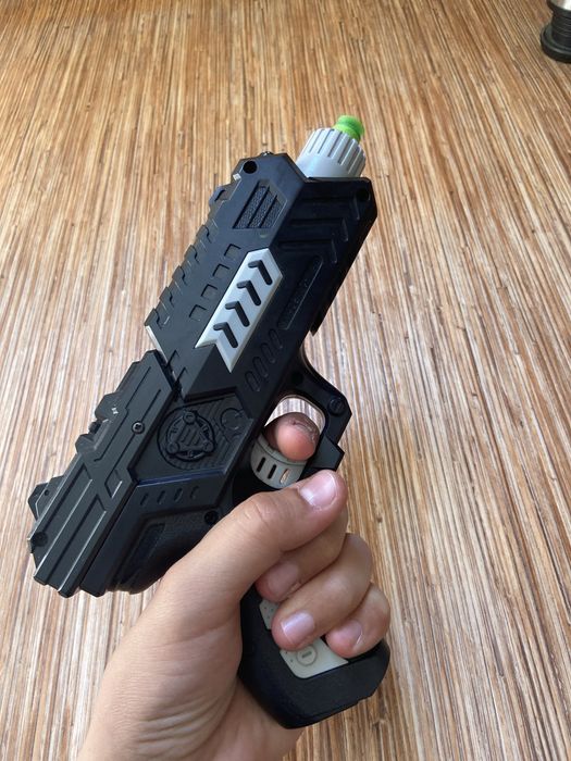 Продам бинокль и игрушечный пистолет