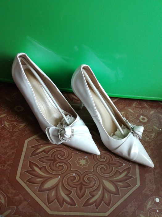 Туфли белые лаковые или обмен