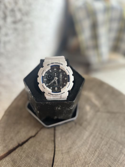 G-Shock: Бял със синьо
