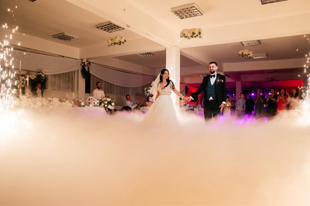 Fum greu si vulcani pentru dansul mirilor DJ/MC