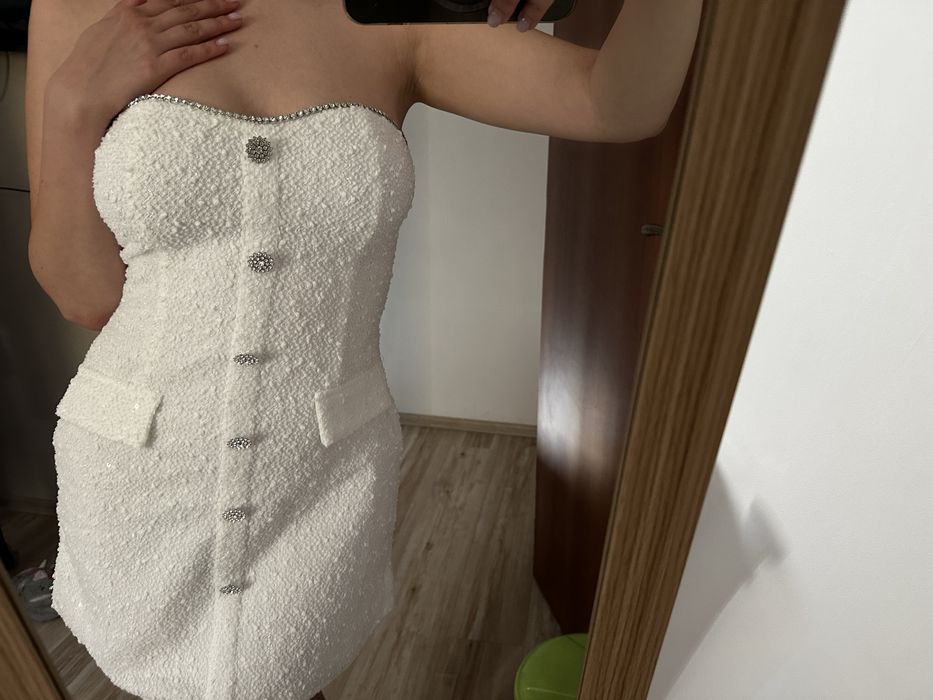 Бяла официална рокля