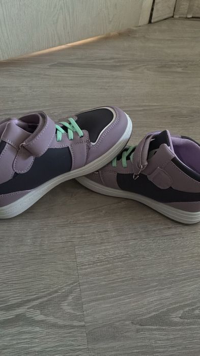 Продам кроссовки для девочки