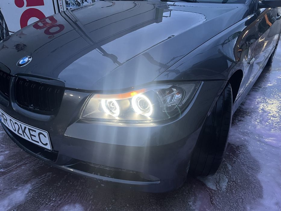 Faruri BMW E90/E91 tip facelift cu Angel Eyes