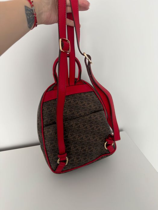 Раничка U.S. Polo Assn., модел Ranac US21626 в тъмнокафяв цвят с червени детайли