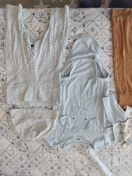 Lot 4 seturi 12 piese haine body H&M 68/80