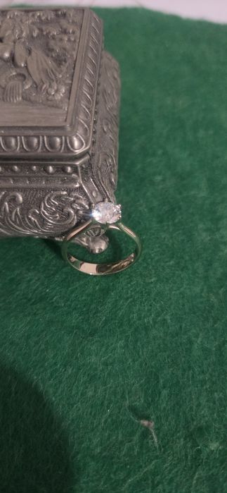 Кольцо с брилиантом помолвочое.