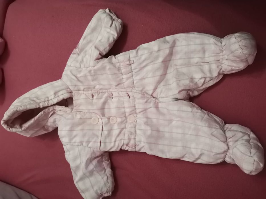 Hainute și jucării bebe