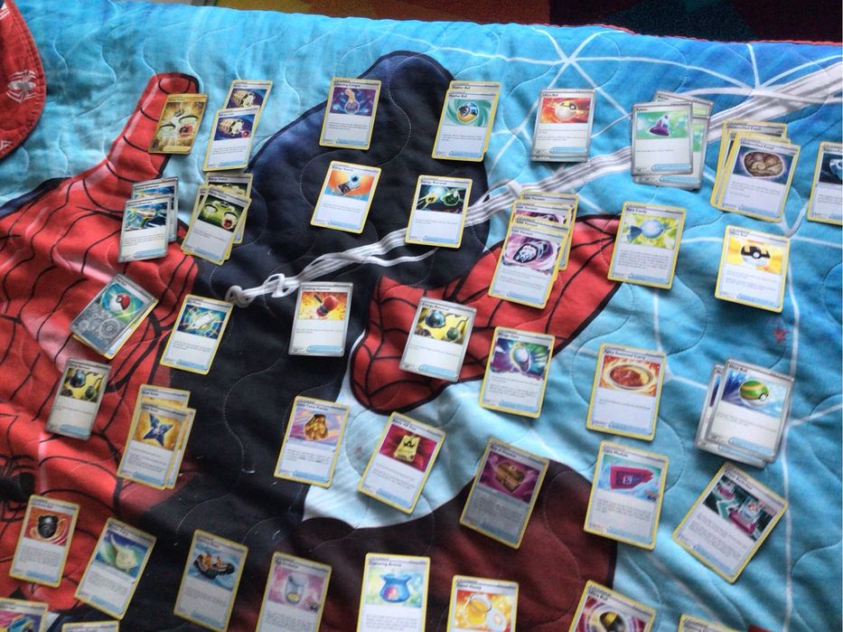 Mystery box cu 30 cărți Pokemon care pot include cărțile din imagini