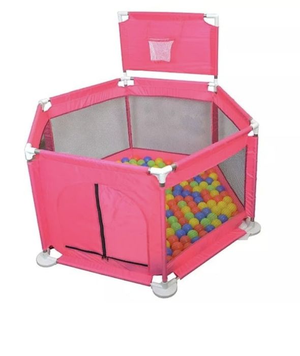 Țarc de joacă pentru copii cu coș de baschet și bile colorate.